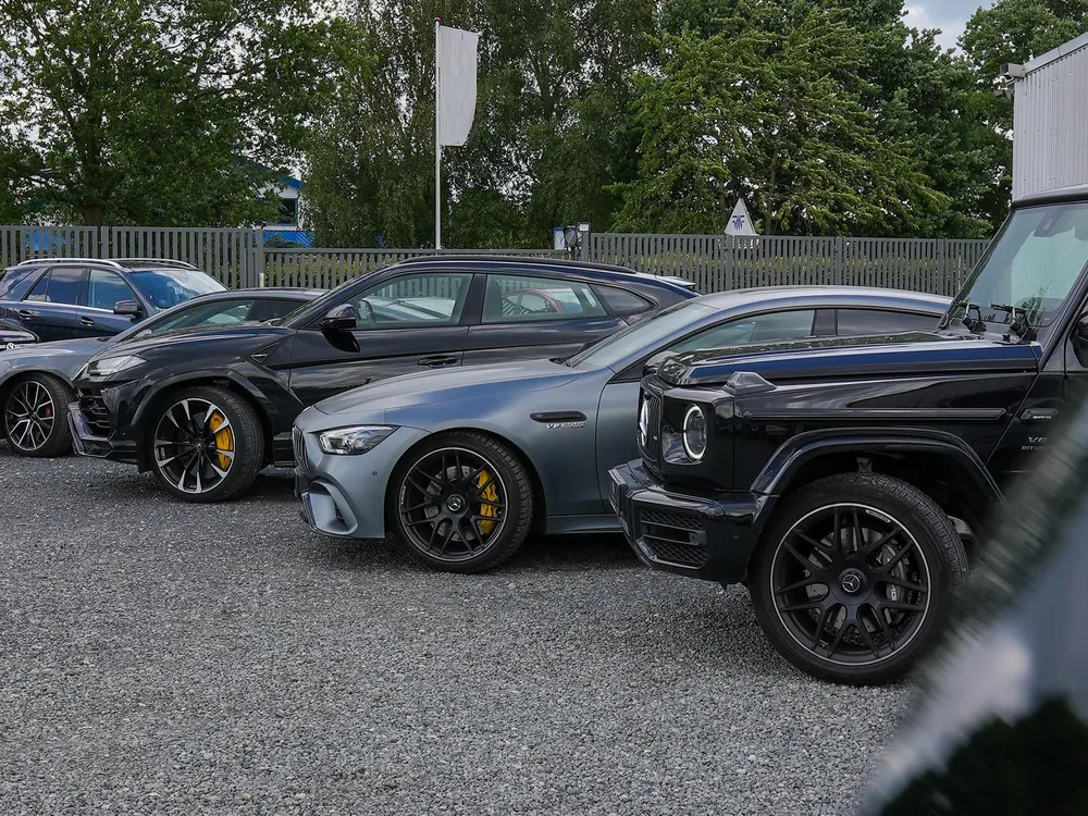 Biler på N&H Automobiles plads i Flensborg, blandt andet Lamborghini Urus, Mercedes-AMG GT og G 63