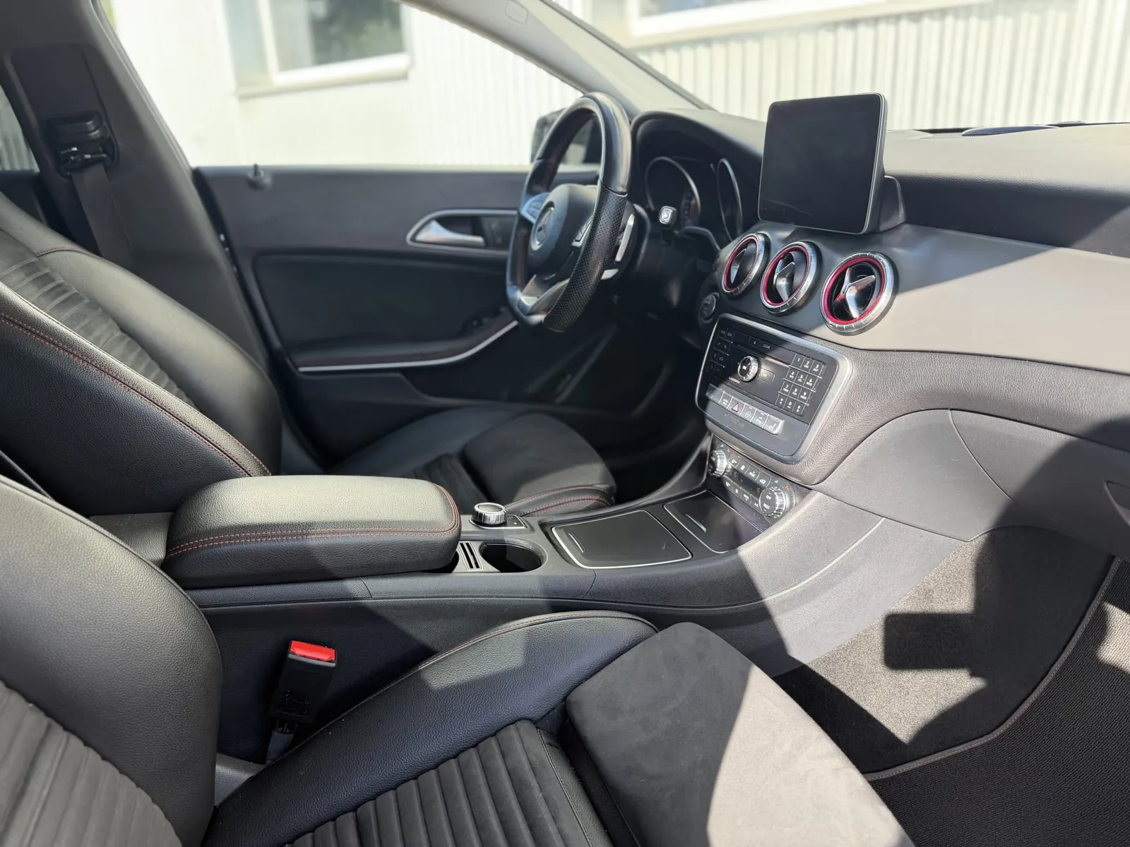 Mercedes-Benz CLA 180, Bild 17