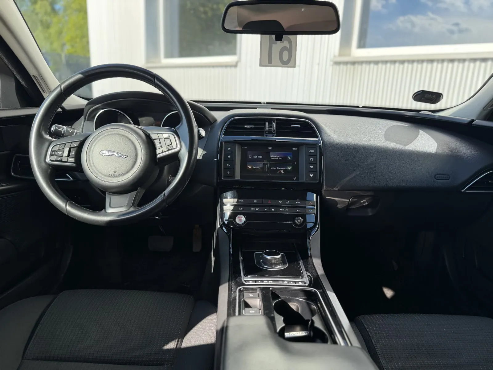 Jaguar XF, Bild 12